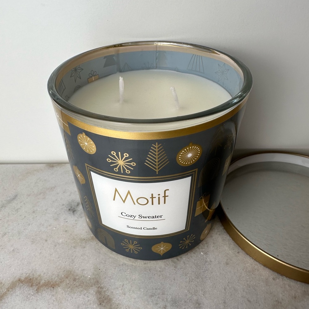 New Motif  14oz Scented Candle Cozy Sweater 2 Wick Brand New